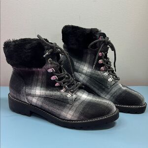 Comfort Stylish Black and Gray Plaid Women's Boots 11W